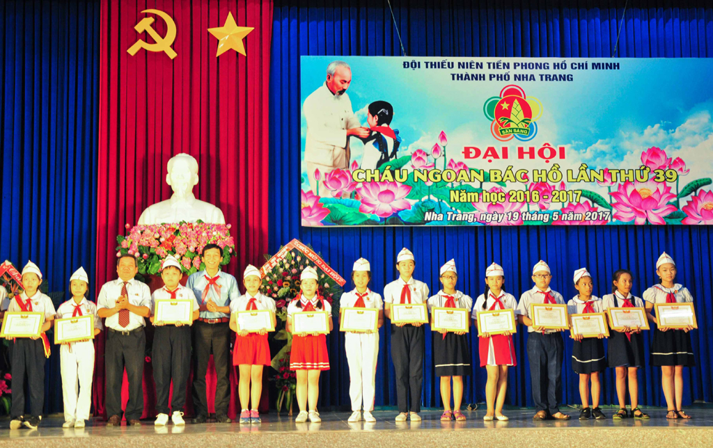 Khen thưởng 67 đội viên xuất sắc