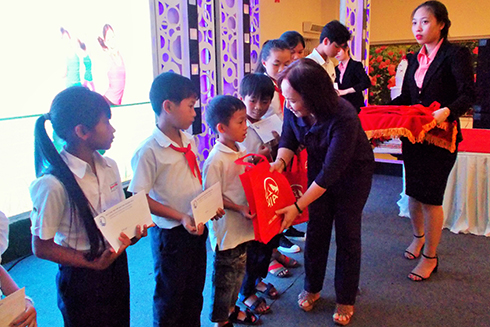 AIA Việt Nam trao 30 suất học bổng cho học sinh nghèo TP. Cam Ranh
