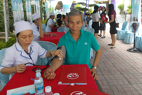 Khám sức khỏe cơ bản tại sự kiện "Khỏe cùng AIA" tại TP. Cam Ranh