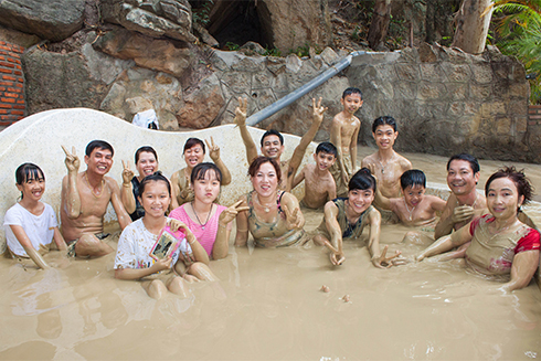 Du khách sử dụng dịch vụ tắm bùn khoáng ở Tắm bùn THAP BA.