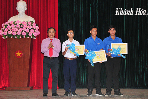 Ông Nguyễn Đắc Tài khen thưởng các thí sinh đạt giải nhì trong hội thi