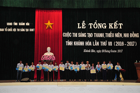 Ban tổ chức trao giải ba cho các thí sinh