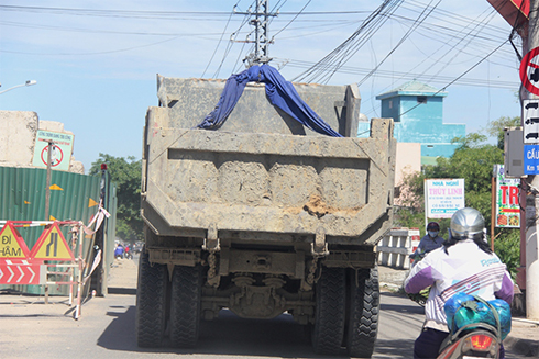 Xe ben không biển số vượt ẩu