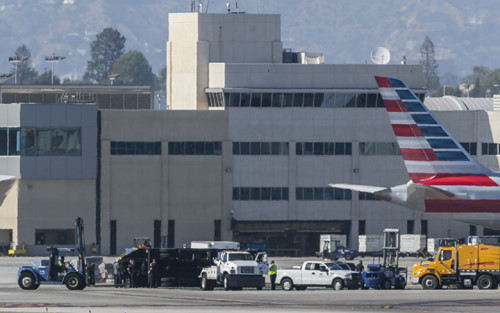 Mỹ: Máy bay chở khách va chạm với xe tải ở sân bay, 8 người bị thương