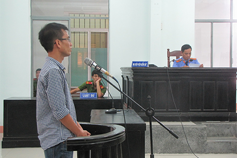 Rủ đi uống cà phê rồi quay lại phòng "chôm" điện thoại