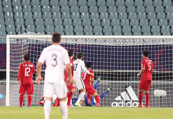 Shot from New Zealand’s Rogerson thwarted by Vietnam’s goalkeeper Tien Dung. (Photo: Duc Dong)