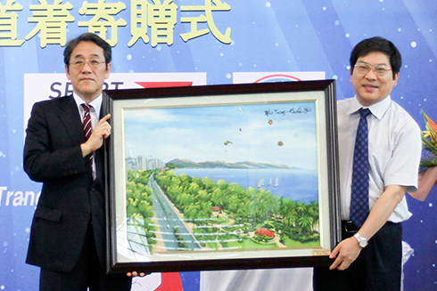 Nguyen Duy Bac presenting souvenir gift to Japan’s Ambassador.