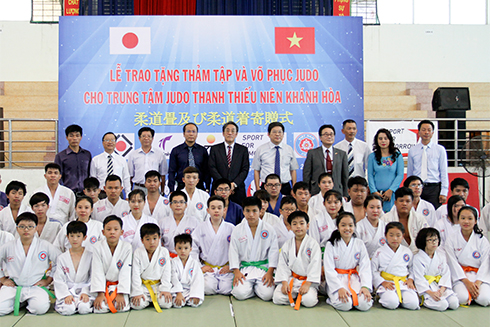 Khanh Hoa’s leaders and Japan’s Ambassador taking souvenir photo with judokas of Khanh Hoa’s Youth Judo Center.