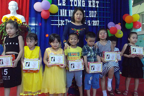 Cô Nguyễn Thị Tuyết Hạnh - Hiệu trưởng nhà trường trao phần thưởng cho học sinh