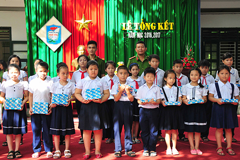 Tặng 15 phần quà cho học sinh nghèo vượt khó