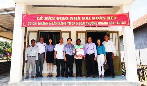 Đồng chí Nguyễn Đắc Tài (thứ ba từ phải sang) cùng lãnh đạo Vietcombank Khánh Hòa  và các đại biểu tặng quà gia đình ông Hồ Thành
