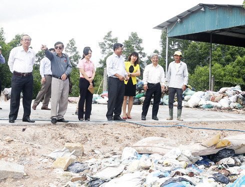 Đoàn giám sát về môi trường HĐND tỉnh kiểm tra thực tế  tại Bãi rác Dốc Đỏ của huyện Cam Lâm