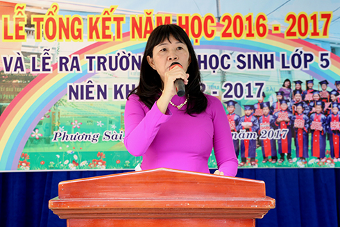 Cô Nguyễn Thị Hải Yến - Hiệu trưởng nhà trường báo cáo tổng kết năm học 2016-2017