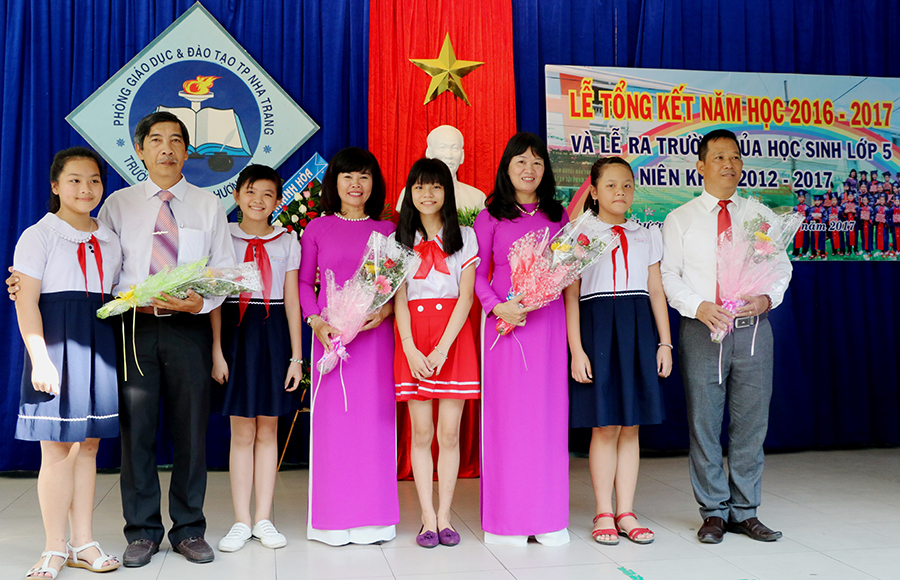 Học sinh tặng hoa lãnh đạo nhà trường