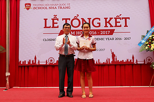 Ông Trần Nguyên Lập – Trưởng phòng Giáo dục và Đào tạo TP. Nha Trang trao giấy khen cho học sinh giỏi môn Văn cấp tỉnh. 