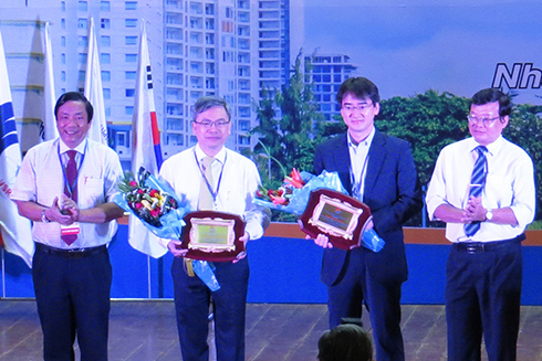 Đại diện lãnh đạo Sở Y tế tặng hoa cho các giáo sư Hàn Quốc         