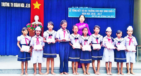 Các học sinh Trường Tiểu học Khánh Hòa - JeJu nhận phần thưởng