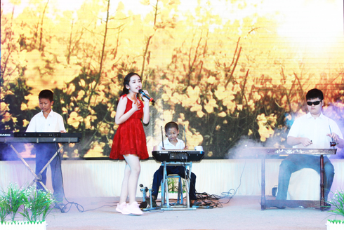 Niềm vui của hai anh em chơi nhạc nuôi cả gia đình