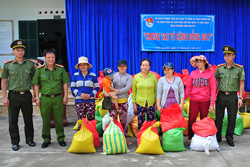 Lãnh đạo 2 đơn vị trao quà cho người dân