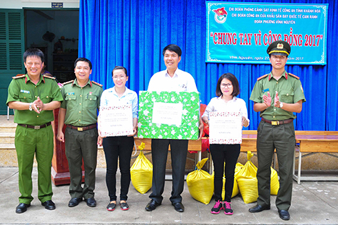 Trao quà hỗ trợ Trường Tiểu học Vĩnh Nguyên 3