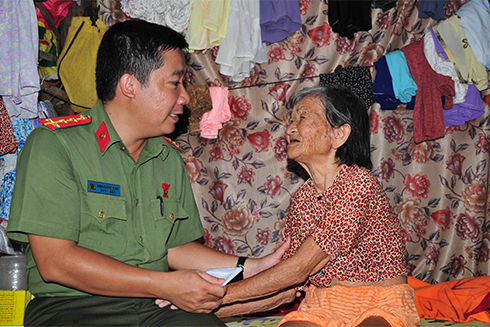 Đối với những trường hợp không đủ sức khỏe để nhận quà, các đơn vị đến tận nơi thăm hỏi, tặng quà và động viên mọi người