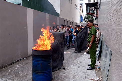  Các học viên thực hiện thao tác chữa đám cháy do xăng dầu.