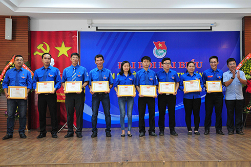 Các đại biểu trao giấy khen của Đoàn Khối doanh nghiệp tỉnh cho các tập thể, cá nhân xuất sắc