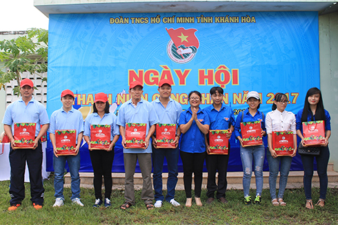 Tỉnh đoàn tặng quà cho các thanh niên công nhân có hoàn cảnh khó khăn