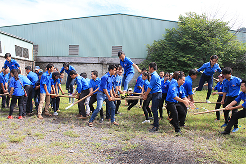 Các đoàn viên, thanh niên công nhân tham gia các trò chơi tập thể