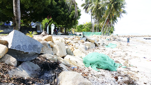 Những hộ không có điều kiện xây thì mua đá tảng đổ làm bờ kè