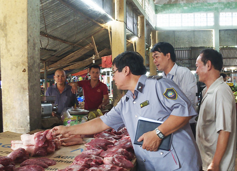 Đoàn kiểm tra tại 1 hộ kinh doanh thịt heo ở thị trấn Khánh Vĩnh