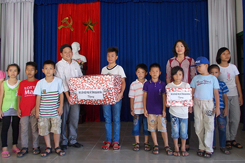 Tặng quà cho trẻ em Làng trẻ SOS Nha Trang
