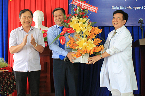 BIDV Khánh Hòa bàn giao xe cứu thương cho Bệnh viện Bệnh nhiệt đới tỉnh