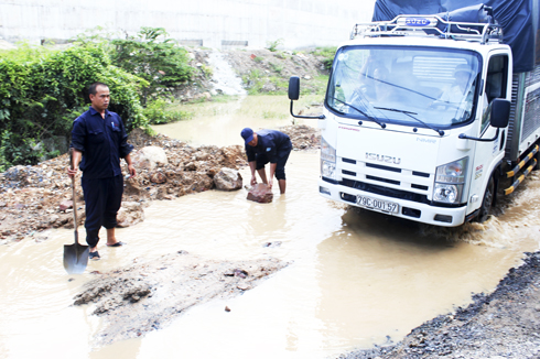 Xe tải phá đường ống nước