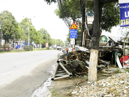 Phế liệu sắt thép chiếm lề đường