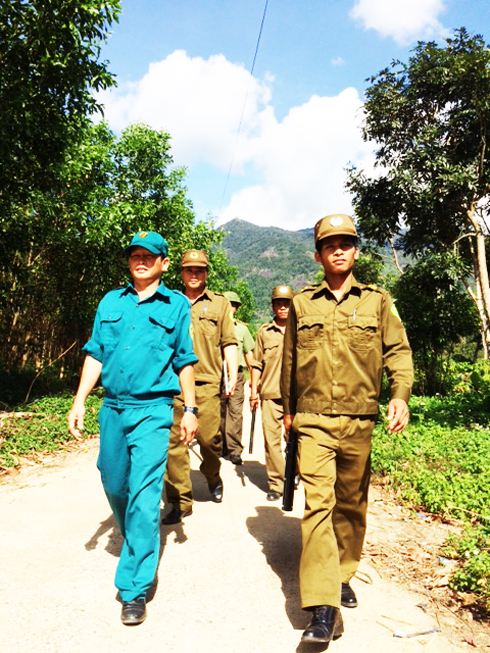 Anh Bo Bo Khoa (hàng đầu bên phải) cùng Công an xã Sơn Trung tuần tra