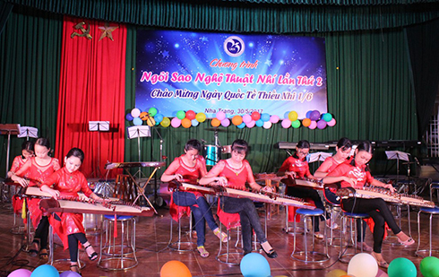 Children performing with 16-chord zither…