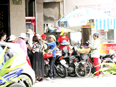 Cấm nhưng vẫn bán hàng rong