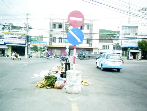 Rác đổ bừa bãi nơi dải phân cách