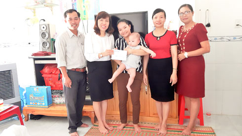 Tặng quà cho 15 trẻ bị dị tật bẩm sinh, bệnh nặng