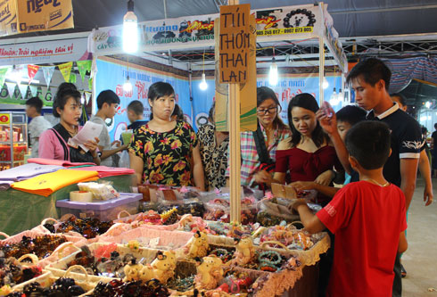 Người dân tham quan và mua sắm tại hội chợ trong ngày đầu khai mạc.