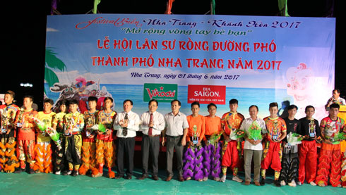 Participating teams receiving flowers from organization committee.