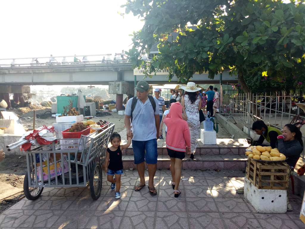 Xử lý dứt điểm tình trạng buôn bán hàng rong tại Tháp Bà Ponagar