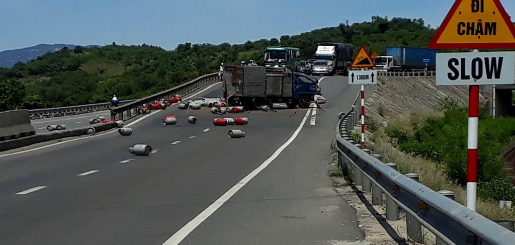 Xe tải lật, hàng chục bình gas rơi xuống đường