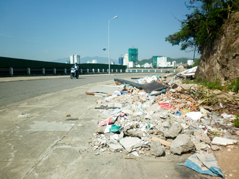 Rác, xà bần đổ bừa bãi trên vỉa hè