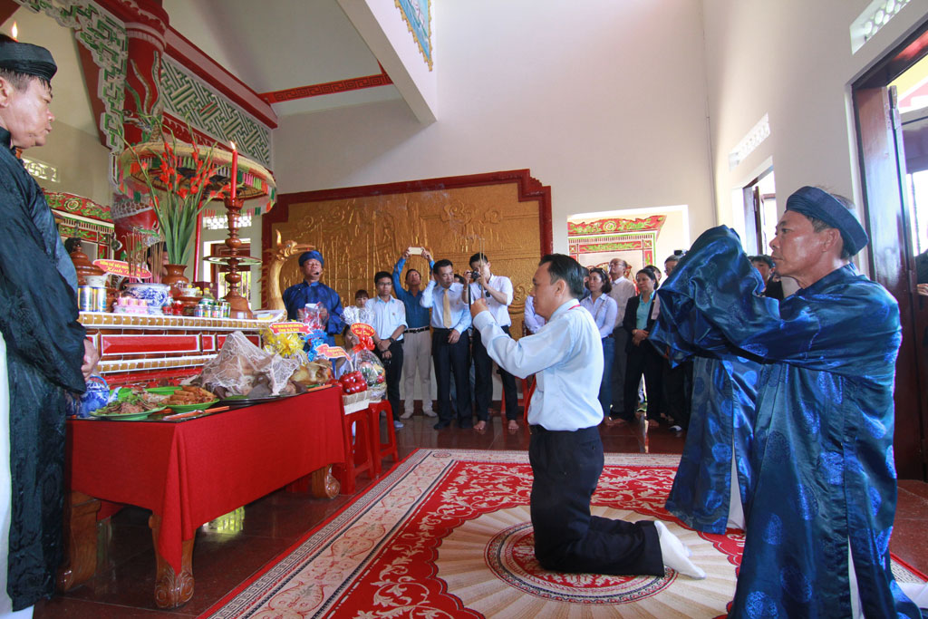 Le Huu Hoang, Chairman of Council of Members of Khanh Hoa Salanganes Nest Company, thurifying at worshipping temple.