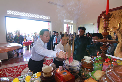 Leaders of provincial departments burn incense at Salanganes Nest Park.