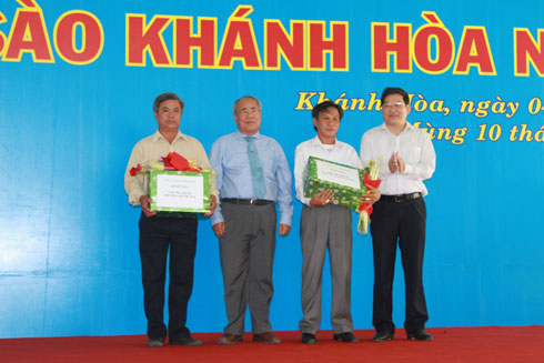 Leaders of Khanh Hoa Provincial People’s Committee giving presents to representatives of Le family (Vinh Nguyen and Phuoc Hai Ward, Nha Trang).
