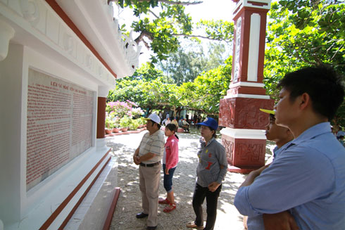 People reading history of salanganes nest industry printed on the wall.