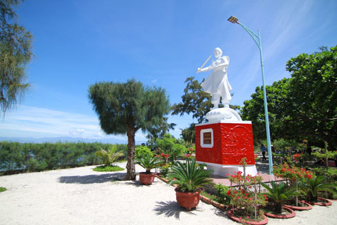 Statue of Hon Noi Islands’ owner, Holy Mother Le Thi Huyen Tram.